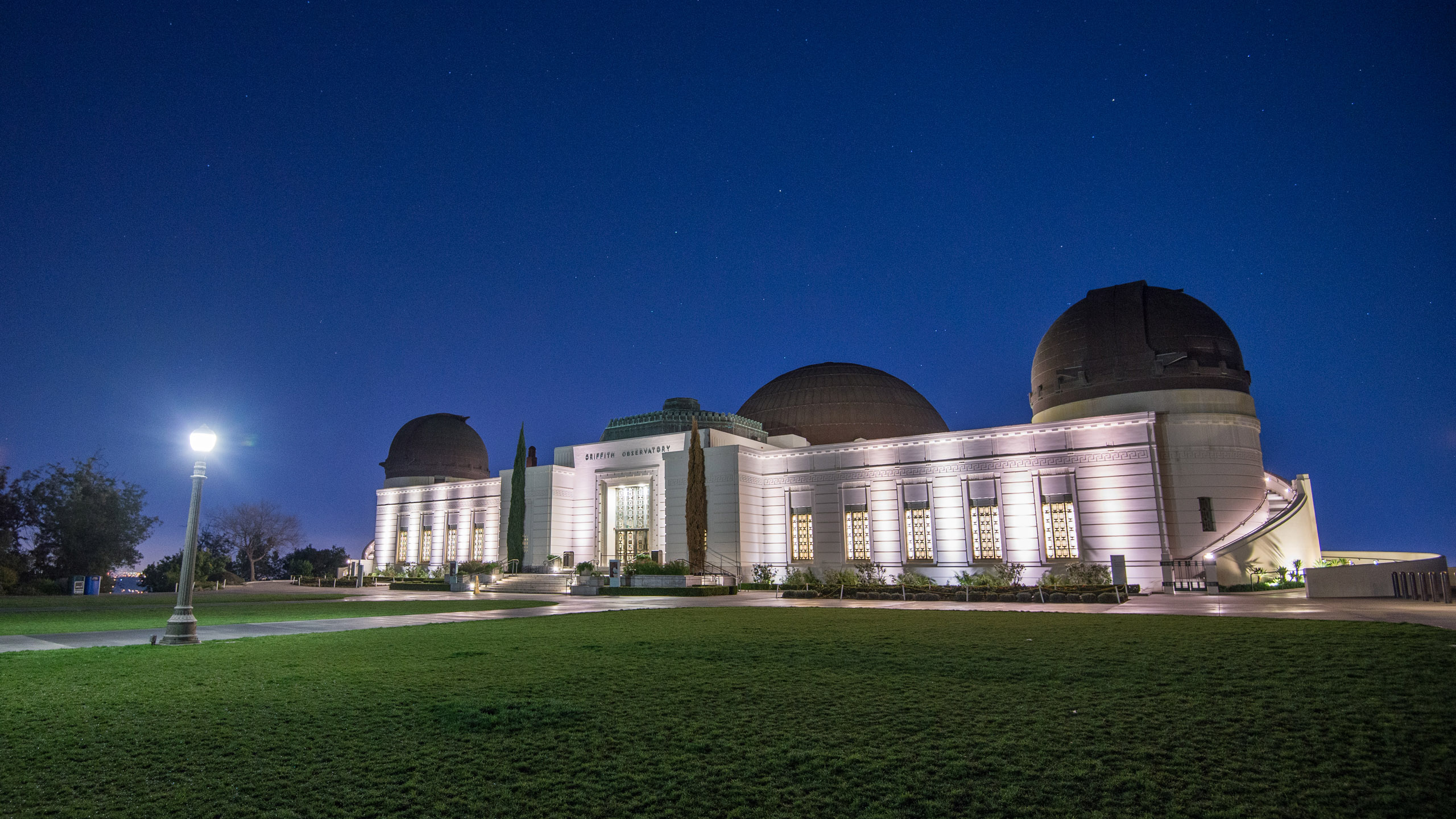 Griffith Observatory by Ezequiel Aizenberg